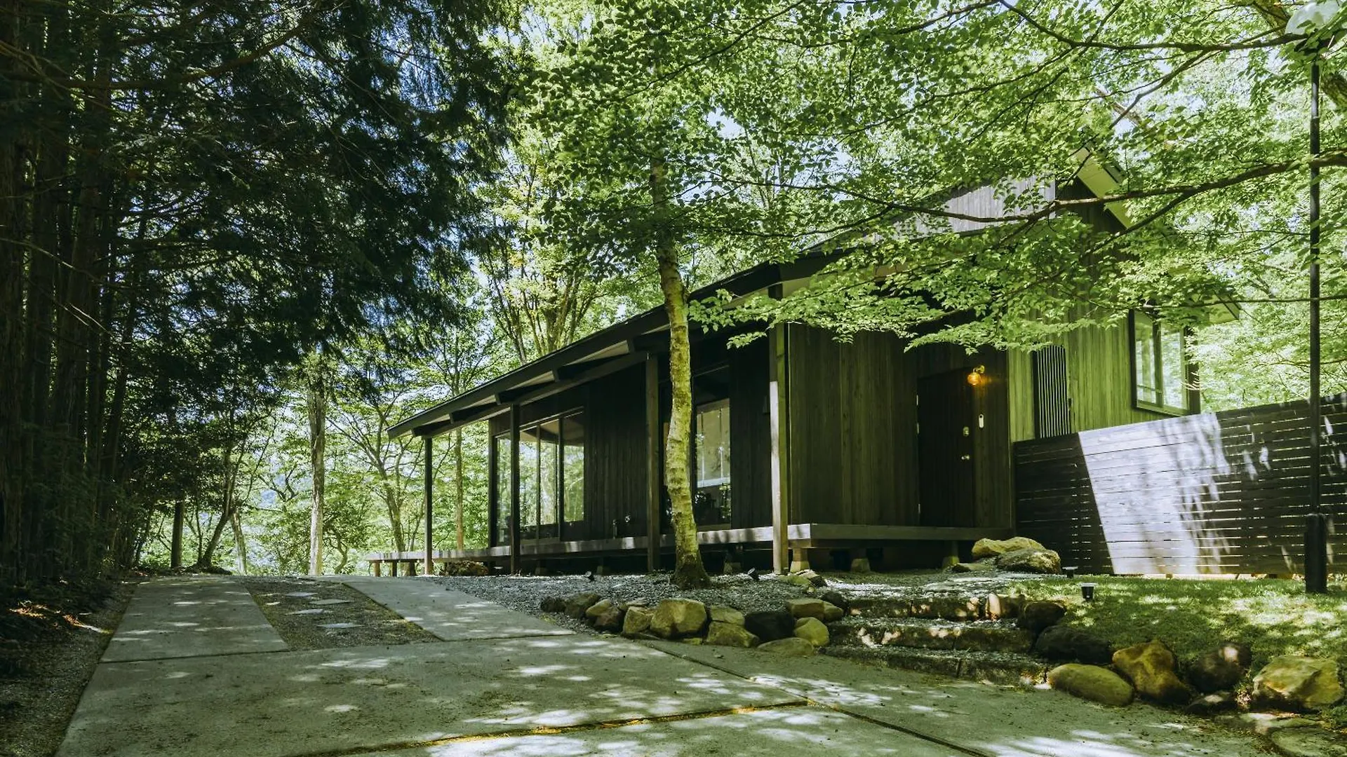 高台の森に佇むモダニズム建築 露天風呂 サウナ 檜風呂 Enn Hakone Villa