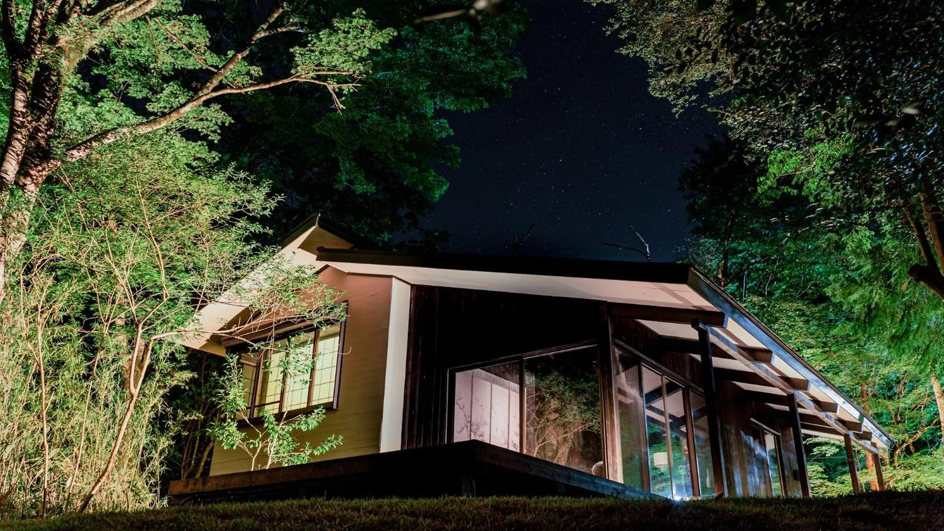 高台の森に佇むモダニズム建築 露天風呂 サウナ 檜風呂 Enn Hakone Villa